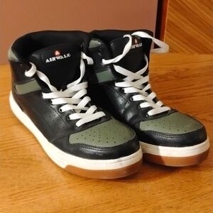 Airwalk high top sneakers size 10.5 excellent condition